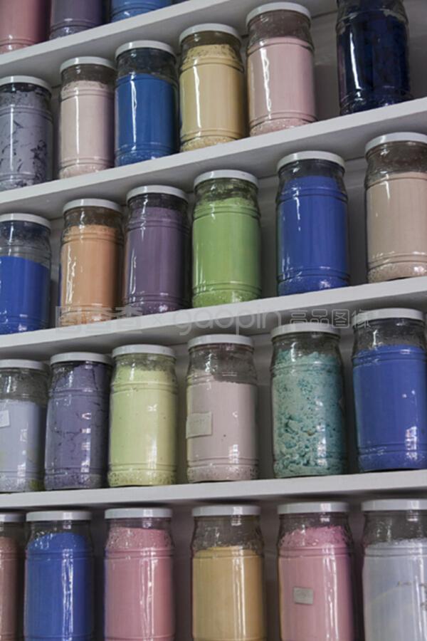 用彩色颜料的玻璃罐做架子
